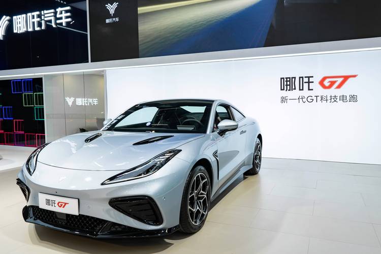 深圳325哪吒汽车在智能汽车领域的表现，领途汽车在新能源汽车市场中的影响力